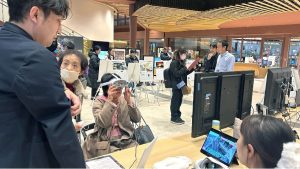 多数の来場者で賑わう展示会場