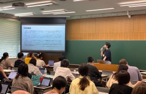 学会で発表する柳さん