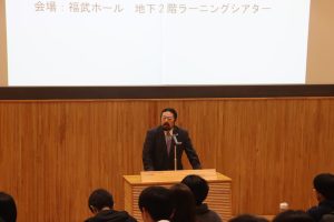 学際情報学府長の目黒公郎教授から祝辞が贈られました
