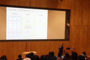 苗村専攻長から学際情報学府での研究の進め方に関する説明がありました